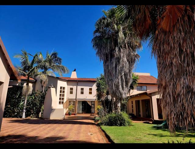 6 BEDROOM FREESTANDING FOR SALE IN BROADLANDS ESTATE